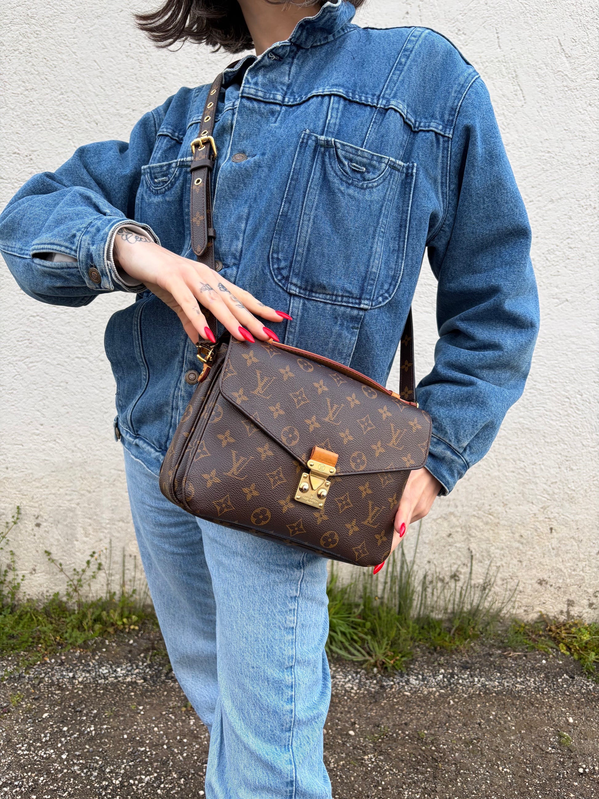 Indossata, Borsa LV in canvas monogrammato marrone e hardware dorato, indossabile a tracolla o a mano. Originale, usata, di lusso, in ottime condizioni.