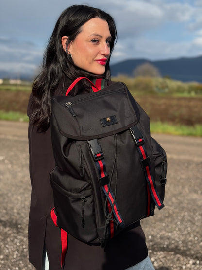 Ragazza che indossa uno zaino Gucci in tessuto nero e bretelle Web blu e rosso, usato, originale, second hand, in condizioni eccellenti.