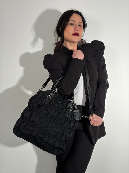 Tote Prada nera goffrata