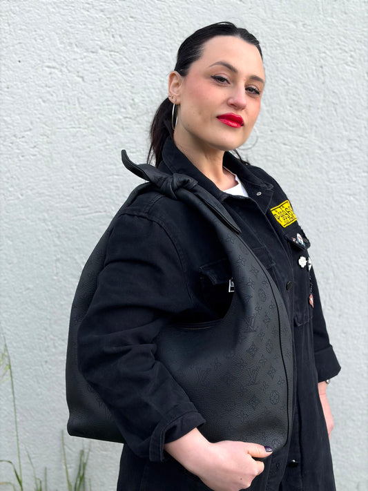 Hobo Louis Vuitton Mahina Why Knot MM nera