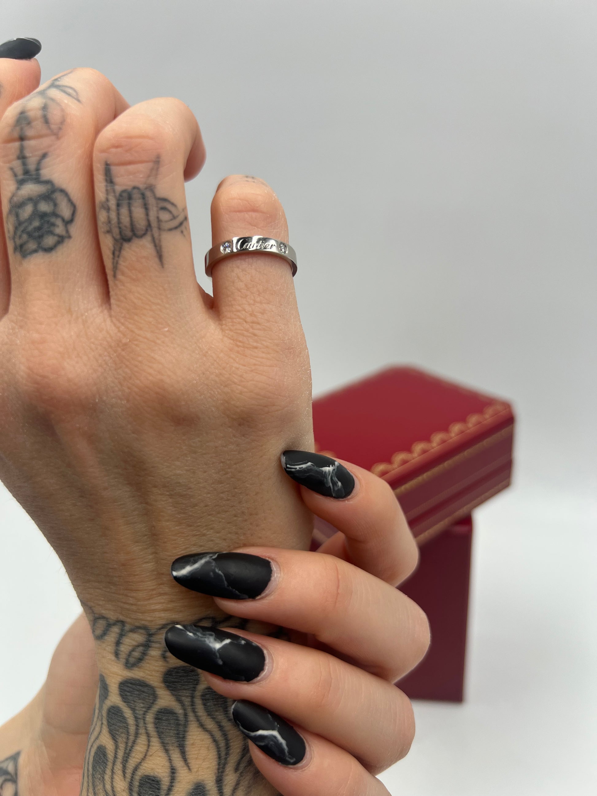 Anello Cartier della collezione C de Cartier in platino 950/1000, impreziosito da 2 diamanti taglio brillante per un totale di 0,07 ct. Design elegante con profilo da 3 mm. Munito di cofanetto e scatola. INCISIONE PERSONALIZZATA ALL'INTERNO, di lusso, originale, ottime condizioni, usato.