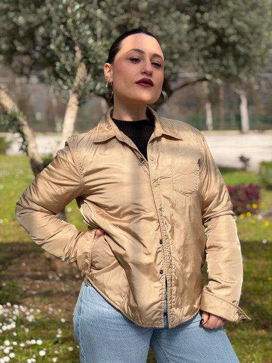 Ragazza che indossa una camicia leggermente imbottita Aspesi in una calda colorazione beige, usata, originale, second hand, in ottime condizioni.