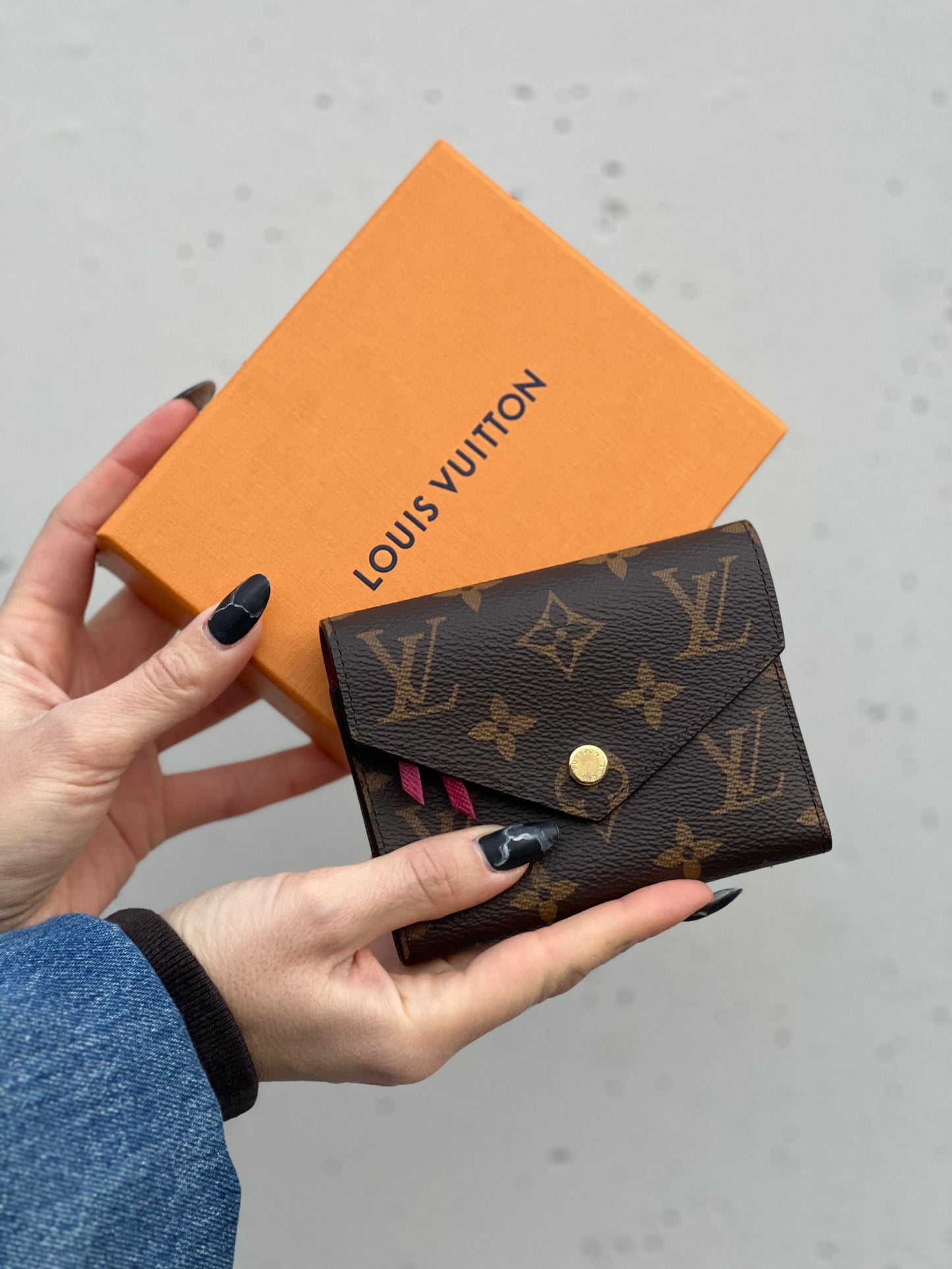 Portafoglio Louis Vuitton in canvas marrone monogram con parti metalliche dorate. Completo di corredo, di lusso, originale, eccellenti condizioni. 