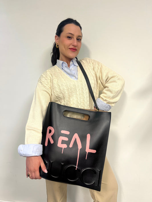 indossata Borsa Gucci in pelle nera con maxi logo tono su tono e dettaglio in rosa; munita di doppi manici e una tracolla regolabile. Completa di dustbag, di lusso, originale, ottime condizioni.