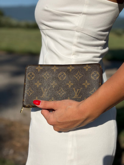 Foto indossata Front Portafoglio compatto Louis Vuitton in canvas marrone monogram, con chiusura con cerniera e parti metalliche dorate. Originale, di lusso, usato, in condizioni ottime. 