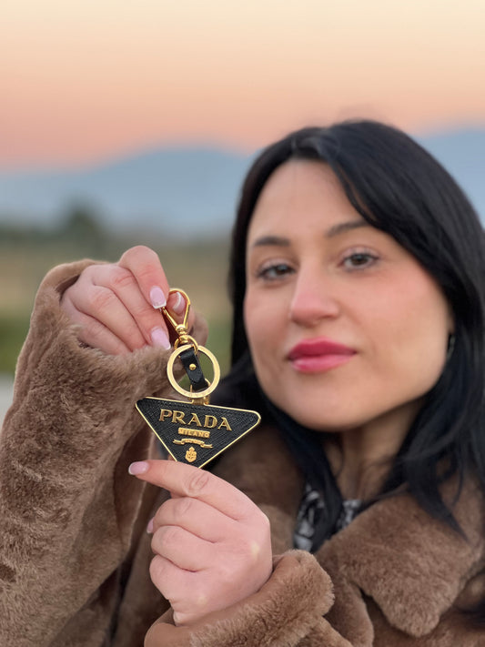 
Portachiavi Prada in pelle saffiano nera e parti metalliche dorate. Completo di scatola, di lusso, originale, ottime condizioni.