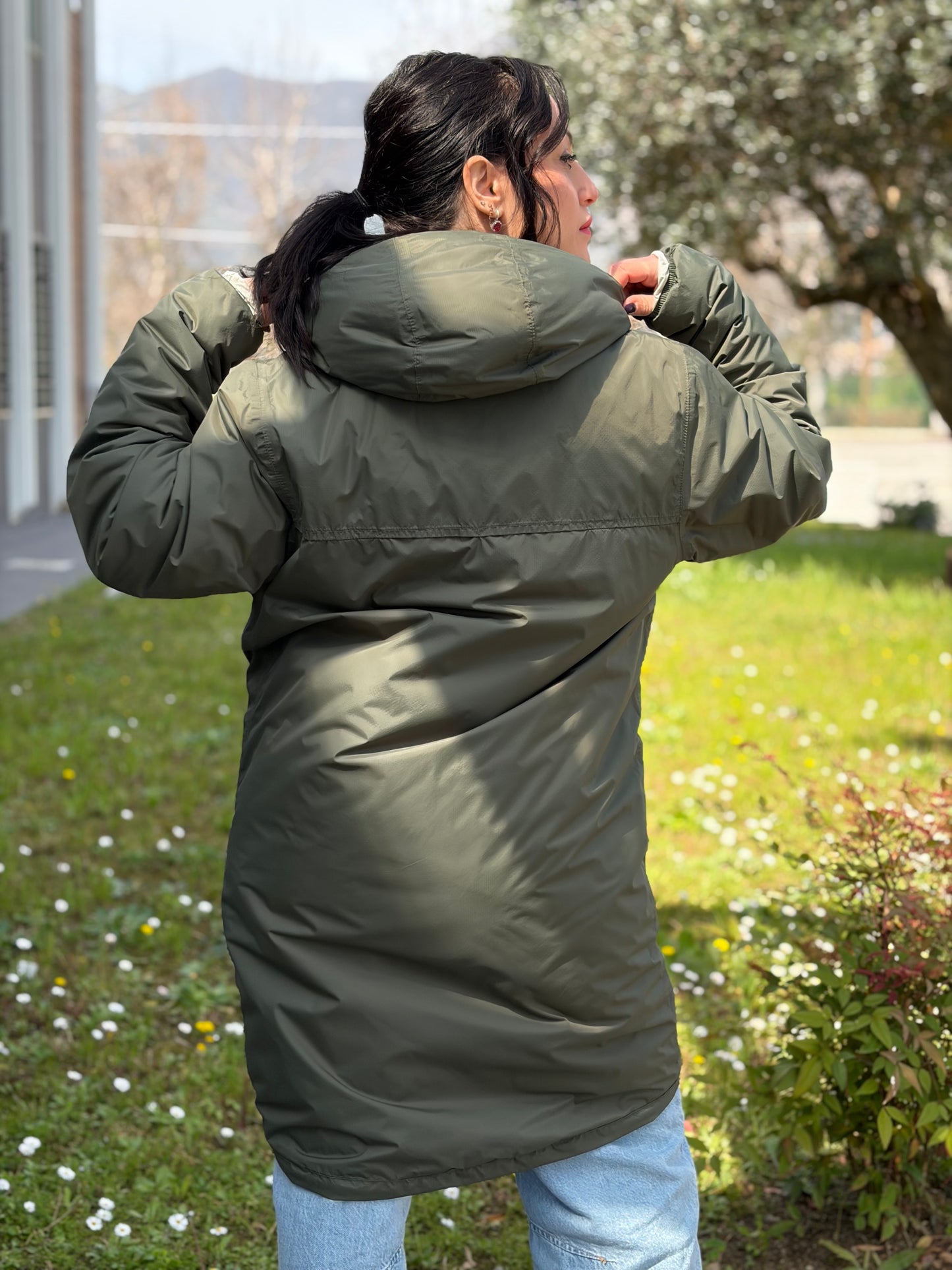 Ragazza che indossa un giubbino K-Way in 100% poliammide verde oliva, con morbido effetto shearling nella fodera interna,usato, originale, second hand, in ottime condizioni.