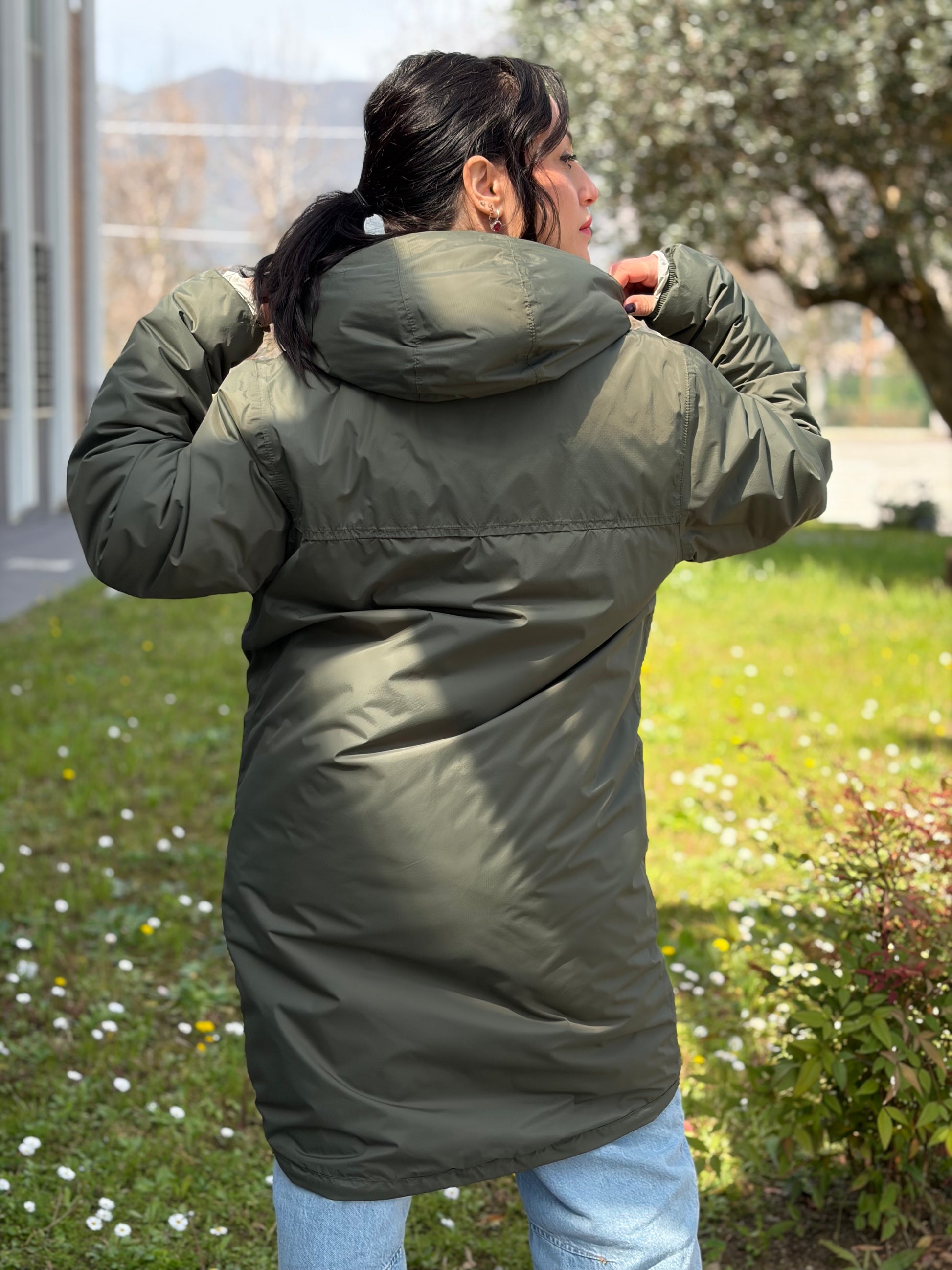 Ragazza che indossa un giubbino K-Way in 100% poliammide verde oliva, con morbido effetto shearling nella fodera interna,usato, originale, second hand, in ottime condizioni.