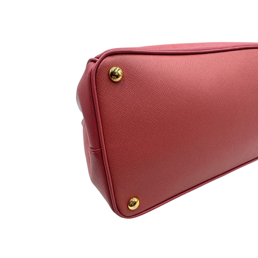 angolo Borsa Prada in pelle saffiano rosa con hardware dorato, munita di doppi manici stondati, di lusso, originale, ottime condizioni, usata 