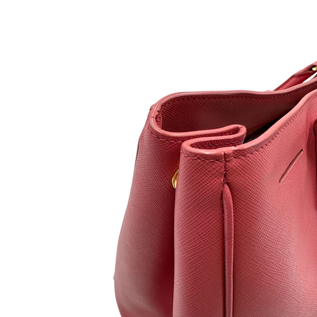 Borsa Prada in pelle saffiano rosa con hardware dorato, munita di doppi manici stondati, di lusso, originale, ottime condizioni, usata