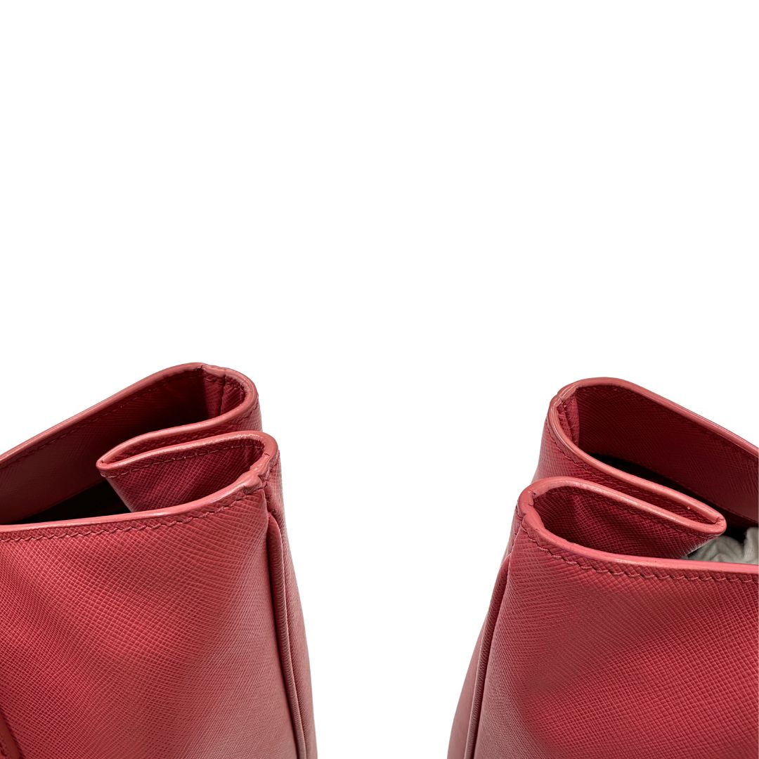 lati Borsa Prada in pelle saffiano rosa con hardware dorato, munita di doppi manici stondati, di lusso, originale, ottime condizioni, usata