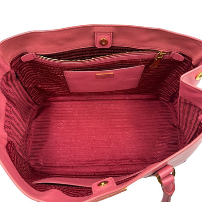 interno Borsa Prada in pelle saffiano rosa con hardware dorato, munita di doppi manici stondati, di lusso, originale, ottime condizioni, usata 