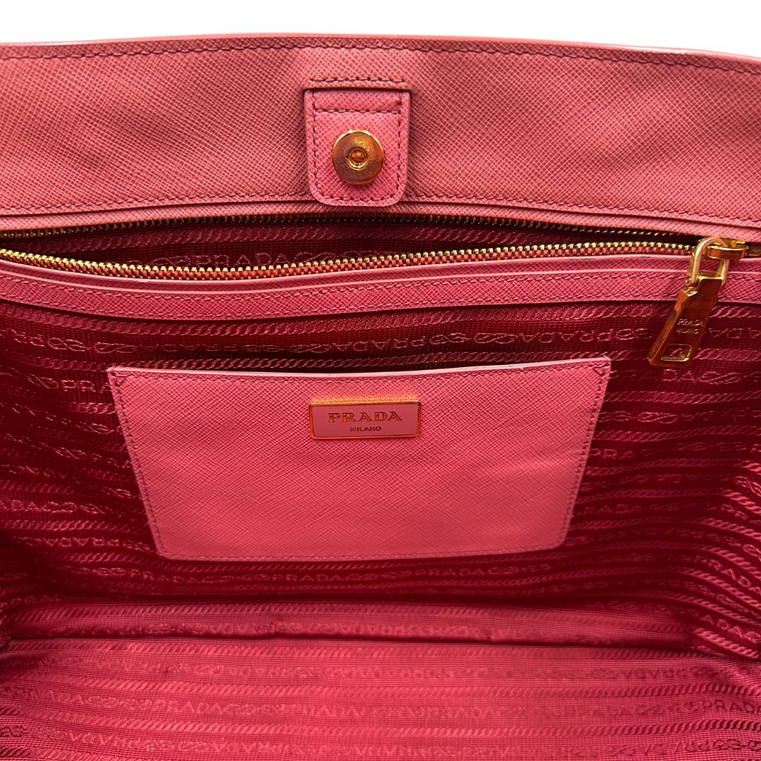 interno Borsa Prada in pelle saffiano rosa con hardware dorato, munita di doppi manici stondati, di lusso, originale, ottime condizioni, usata 