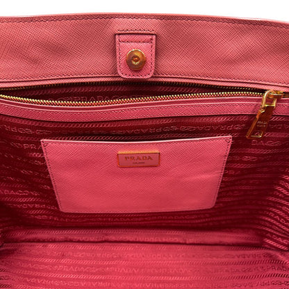 interno Borsa Prada in pelle saffiano rosa con hardware dorato, munita di doppi manici stondati, di lusso, originale, ottime condizioni, usata 