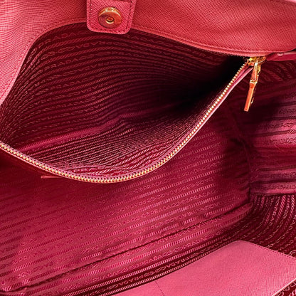interno Borsa Prada in pelle saffiano rosa con hardware dorato, munita di doppi manici stondati, di lusso, originale, ottime condizioni, usata