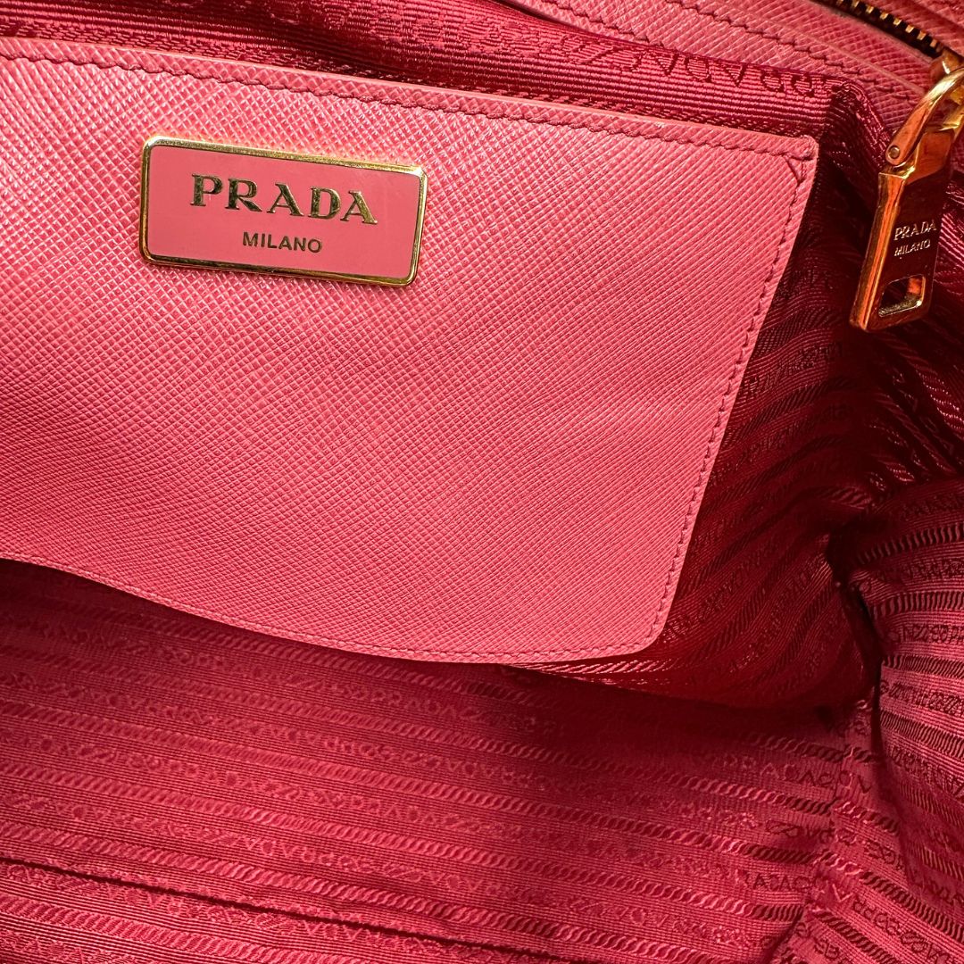Borsa Prada in pelle saffiano rosa con hardware dorato, munita di doppi manici stondati, di lusso, originale, ottime condizioni, usata