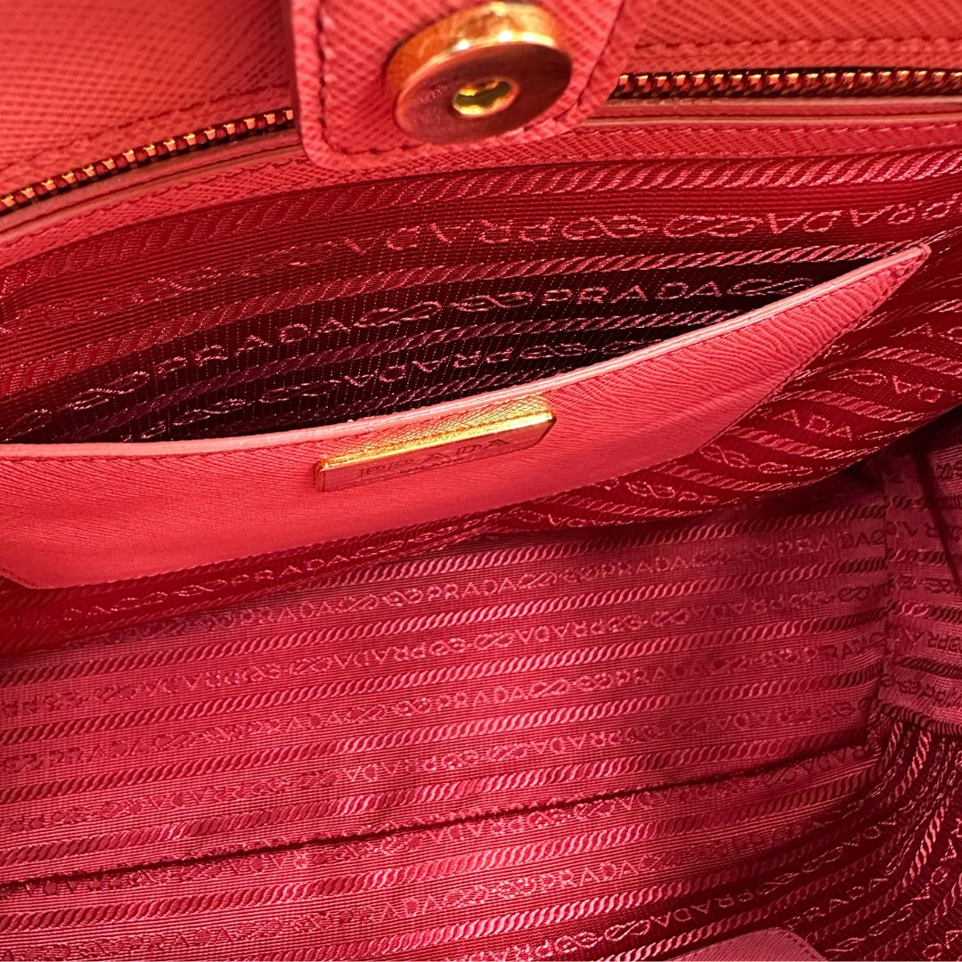 interno Borsa Prada in pelle saffiano rosa con hardware dorato, munita di doppi manici stondati, di lusso, originale, ottime condizioni, usata