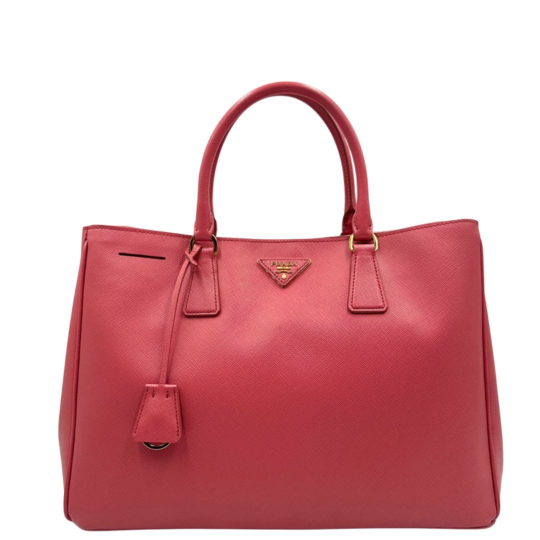front v Borsa Prada in pelle saffiano rosa con hardware dorato, munita di doppi manici stondati, di lusso, originale, ottime condizioni, usata