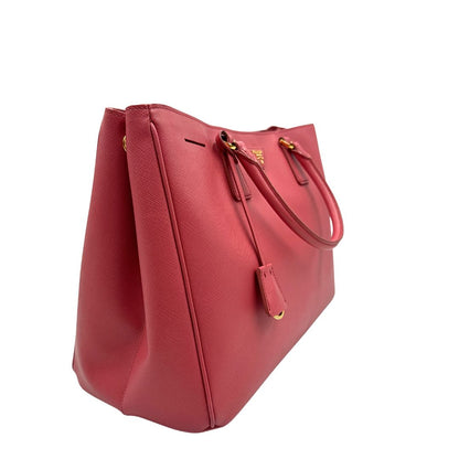 lato Borsa Prada in pelle saffiano rosa con hardware dorato, munita di doppi manici stondati, di lusso, originale, ottime condizioni, usata