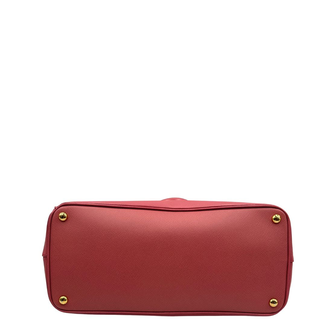 base Borsa Prada in pelle saffiano rosa con hardware dorato, munita di doppi manici stondati, di lusso, originale, ottime condizioni, usata 