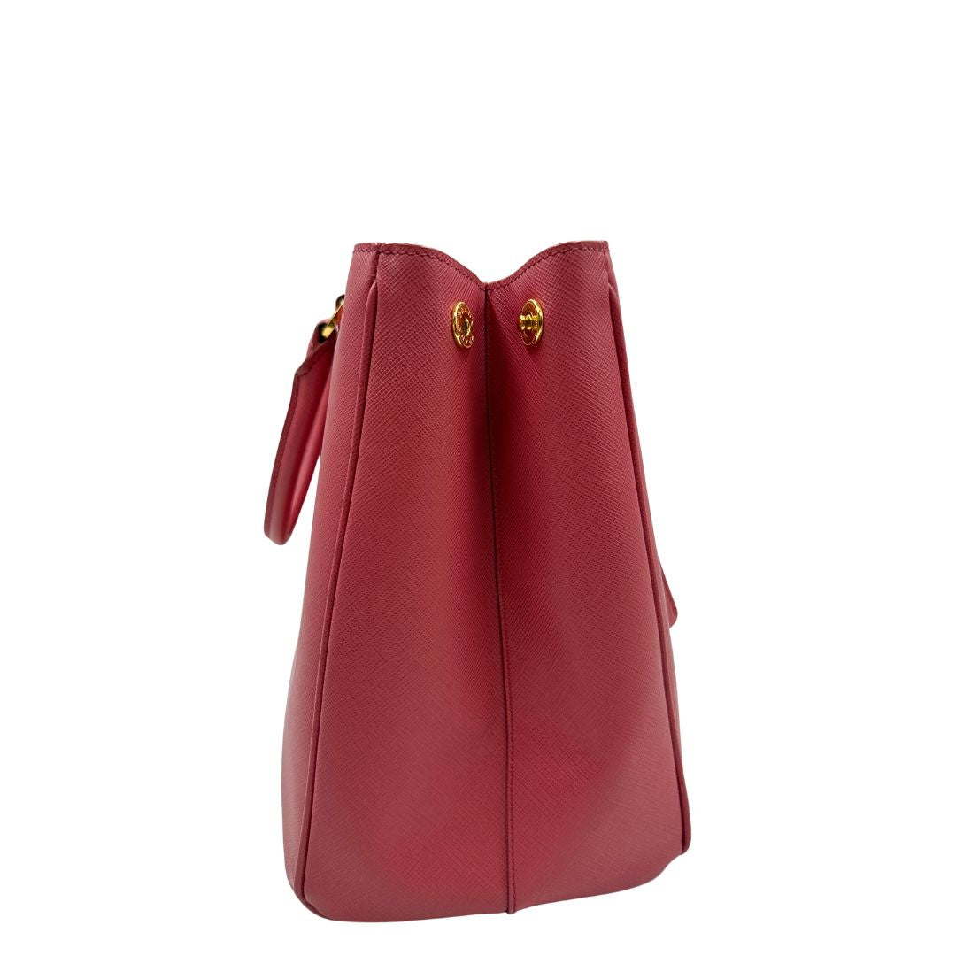 lato Borsa Prada in pelle saffiano rosa con hardware dorato, munita di doppi manici stondati, di lusso, originale, ottime condizioni, usata 