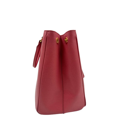 lato Borsa Prada in pelle saffiano rosa con hardware dorato, munita di doppi manici stondati, di lusso, originale, ottime condizioni, usata 