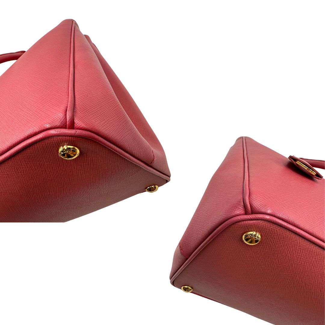 angoli Borsa Prada in pelle saffiano rosa con hardware dorato, munita di doppi manici stondati, di lusso, originale, ottime condizioni, usata 