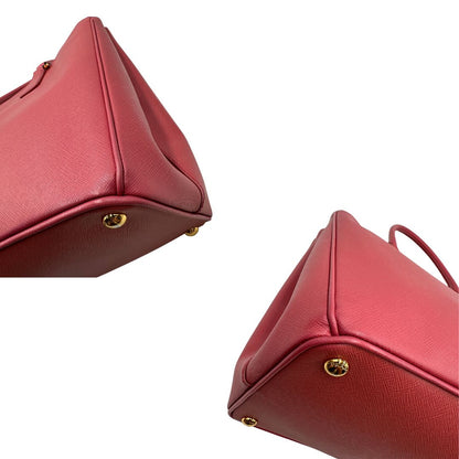 angoli Borsa Prada in pelle saffiano rosa con hardware dorato, munita di doppi manici stondati, di lusso, originale, ottime condizioni, usata 