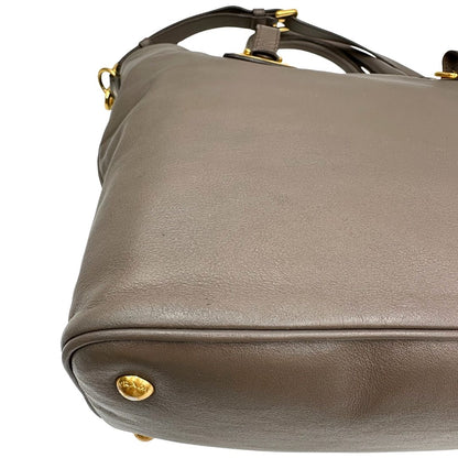 angolo borsa Prada in pelle grigia e hardware argentato, di lusso, originale, ottime condizioni, usata 