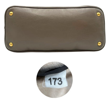 base borsa Prada in pelle grigia e hardware argentato, di lusso, originale, ottime condizioni, usata 