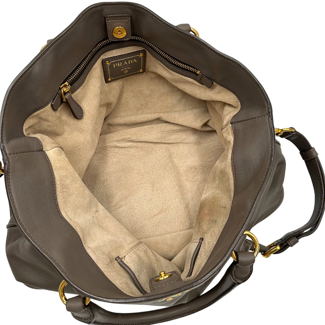 interno borsa Prada in pelle grigia e hardware argentato, di lusso, originale, ottime condizioni, usata 