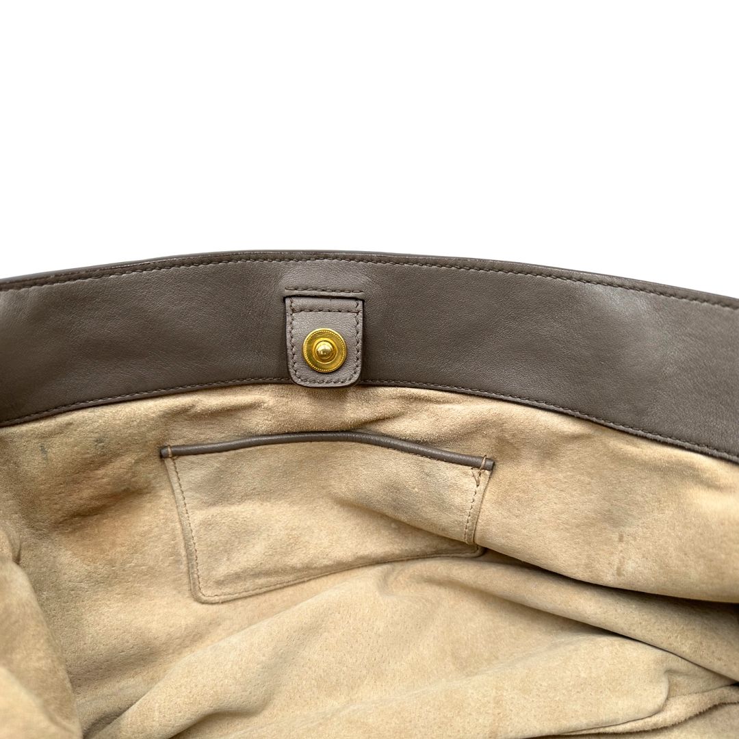 interno borsa Prada in pelle grigia e hardware argentato, di lusso, originale, ottime condizioni, usata 