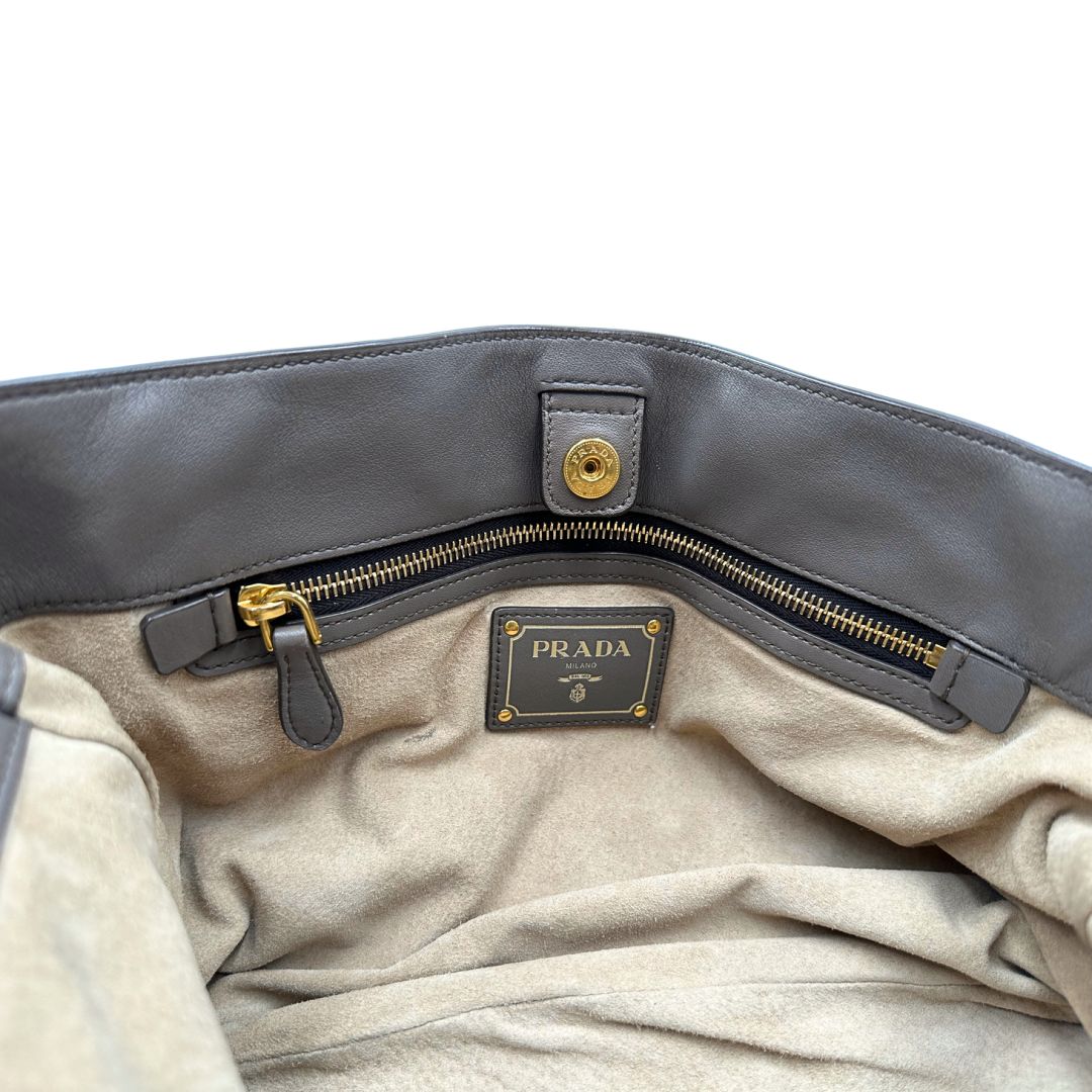 interno borsa Prada in pelle grigia e hardware argentato, di lusso, originale, ottime condizioni, usata 