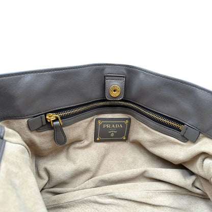 interno borsa Prada in pelle grigia e hardware argentato, di lusso, originale, ottime condizioni, usata 