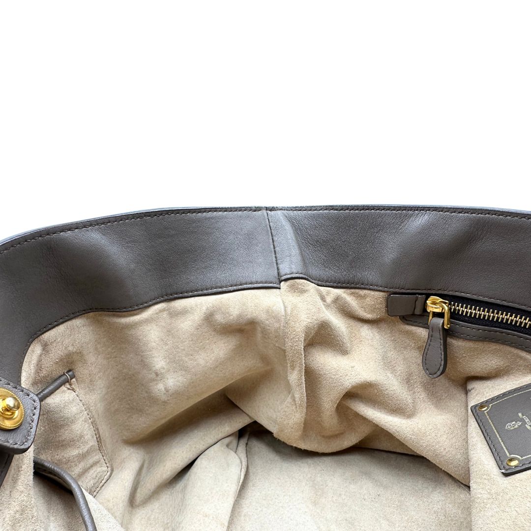 interno borsa Prada in pelle grigia e hardware argentato, di lusso, originale, ottime condizioni, usata 