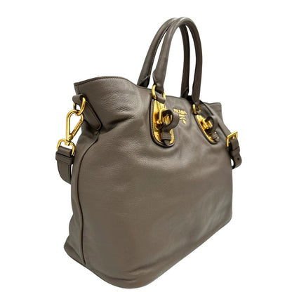 lato borsa Prada in pelle grigia e hardware argentato, di lusso, originale, ottime condizioni, usata