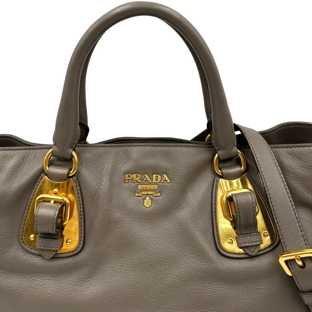 manici borsa Prada in pelle grigia e hardware argentato, di lusso, originale, ottime condizioni, usata 