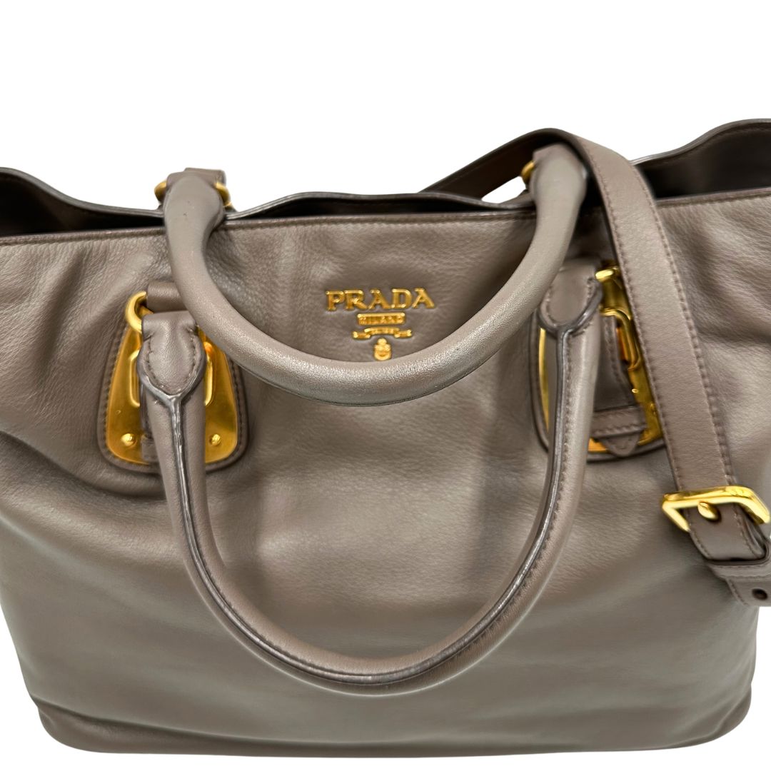 manici borsa Prada in pelle grigia e hardware argentato, di lusso, originale, ottime condizioni, usata 