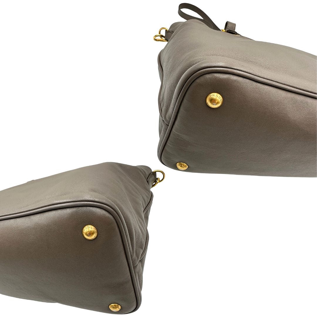 angoli borsa Prada in pelle grigia e hardware argentato, di lusso, originale, ottime condizioni, usata 