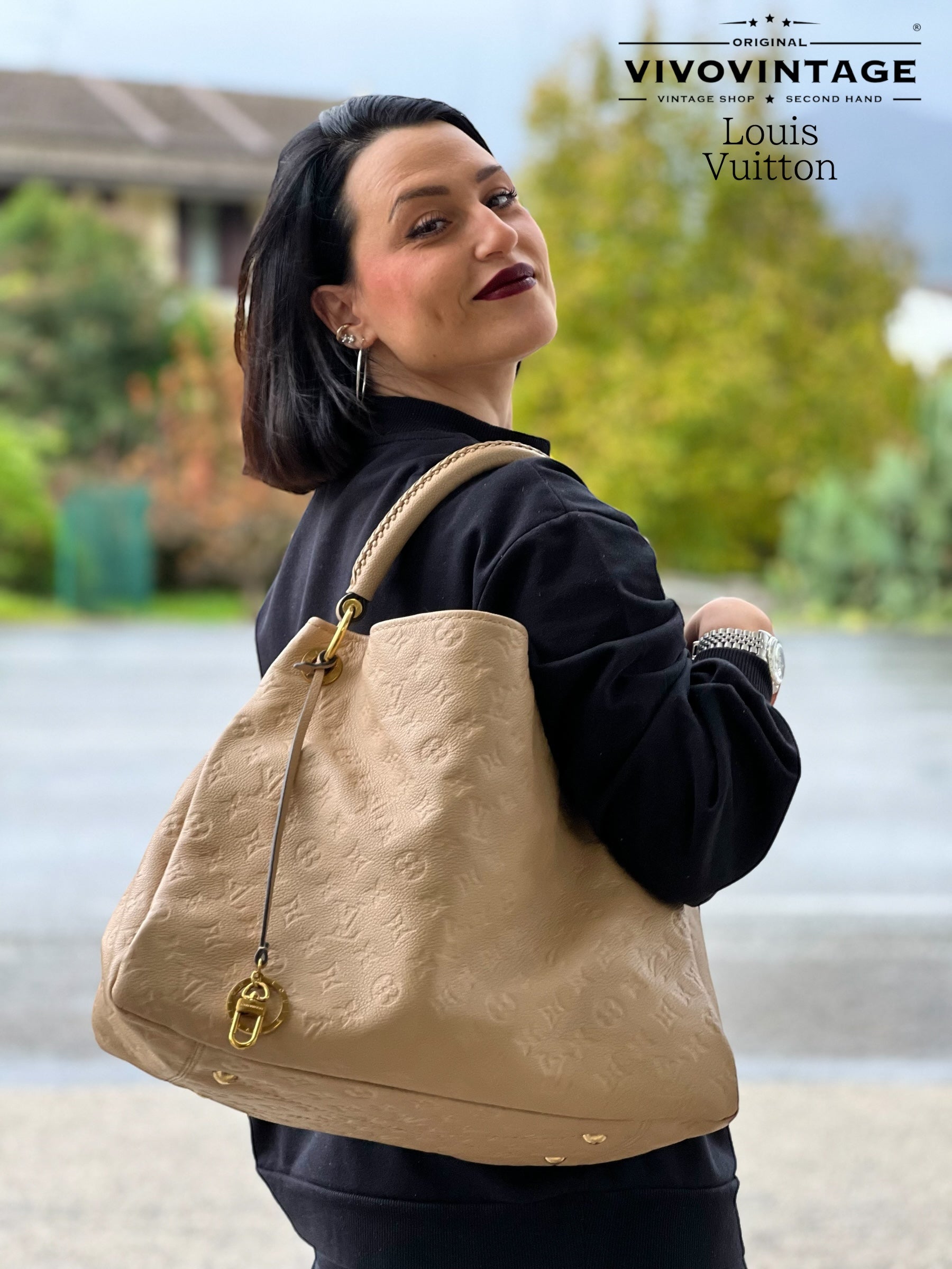 Louis Vuitton Artsy MM in pelle Monogram Empreinte beige. Elegante e spaziosa, con dettagli intrecciati e charm dorato. Perfetta per un look sofisticato.