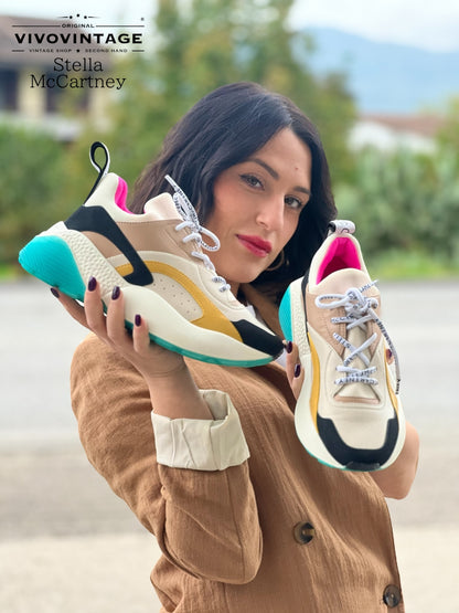 Le Stella McCartney Eclypse sono sneaker chunky eco-friendly con suola oversize e un mix di colori vivaci, che combinano stile audace e sostenibilità. Perfette per un look contemporaneo.