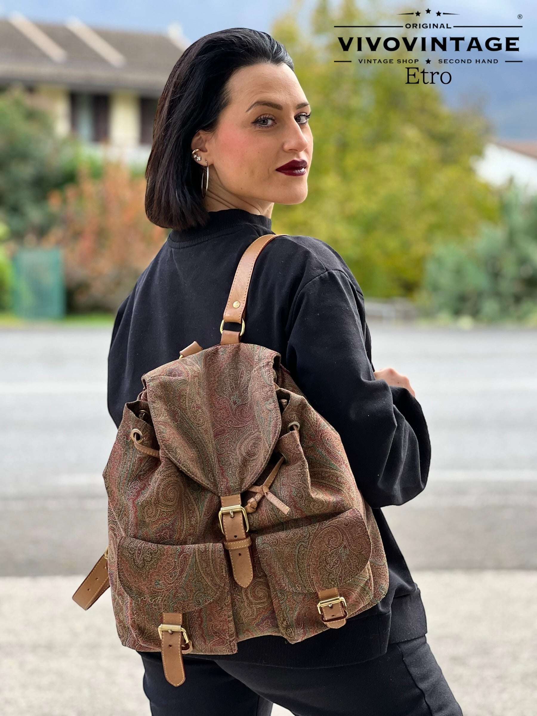 Zaino Etro in tessuto trama Paisley bordeaux con dettagli in pelle e doppie tasche frontali, un accessorio iconico e versatile per uno stile sofisticato e casual-chic.