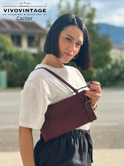 Elegante borsa a spalla Cartier in pelle bordeaux con dettagli raffinati e charm logo. Perfetta per un look sofisticato e senza tempo.