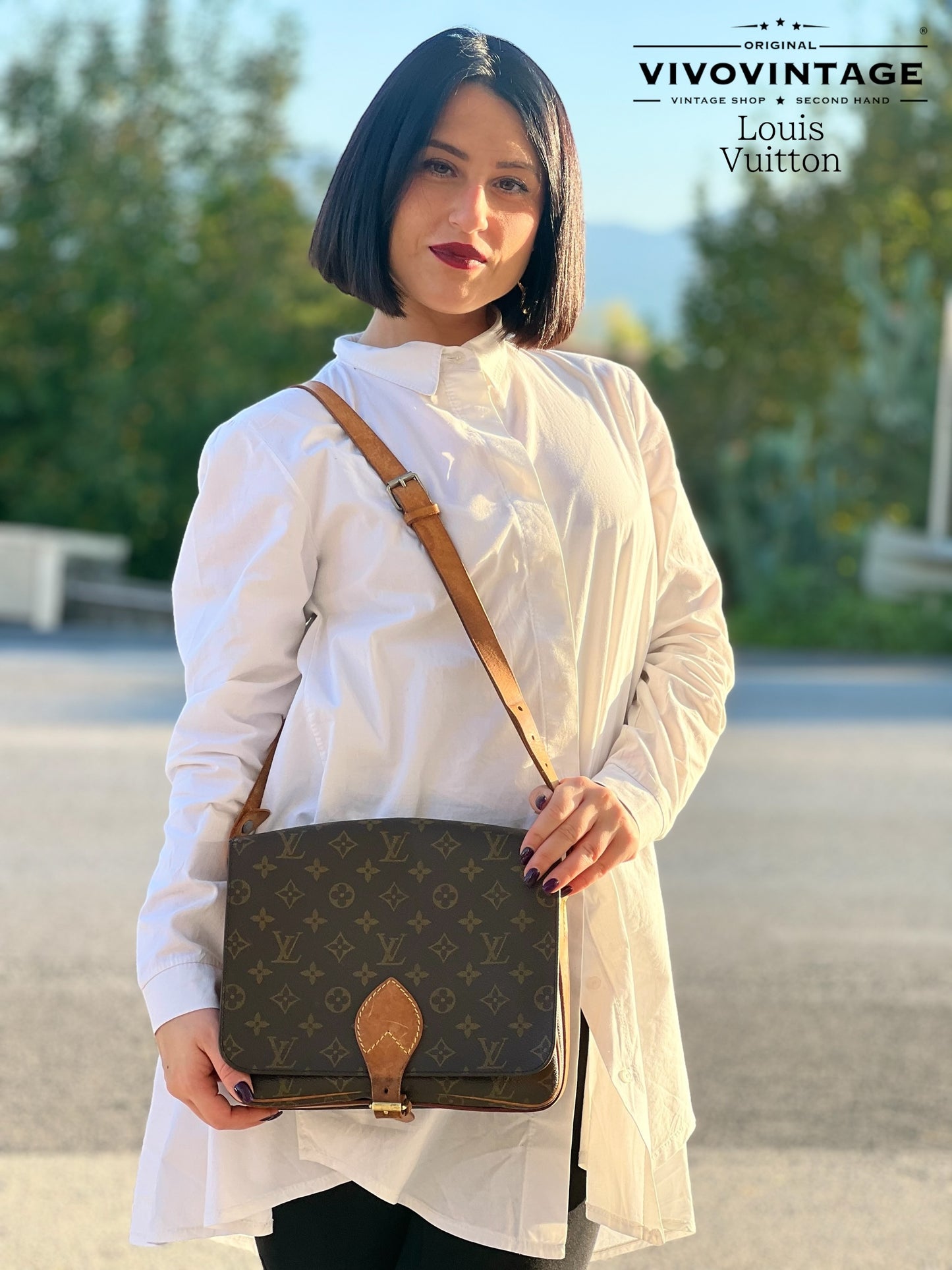 Elegante borsa Louis Vuitton Cartouchière Vintage in iconico canvas Monogram, con tracolla regolabile in pelle naturale. Un pezzo classico e senza tempo, ideale per gli amanti dello stile rétro e raffinato.