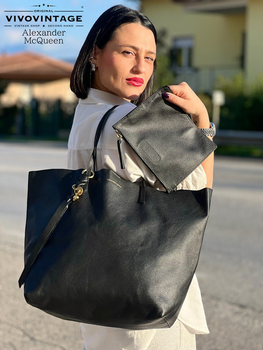 Elegante shopper Alexander McQueen in pelle nera con dettagli dorati e pochette inclusa. Perfetta per un look sofisticato e funzionale, adatta a ogni occasione.