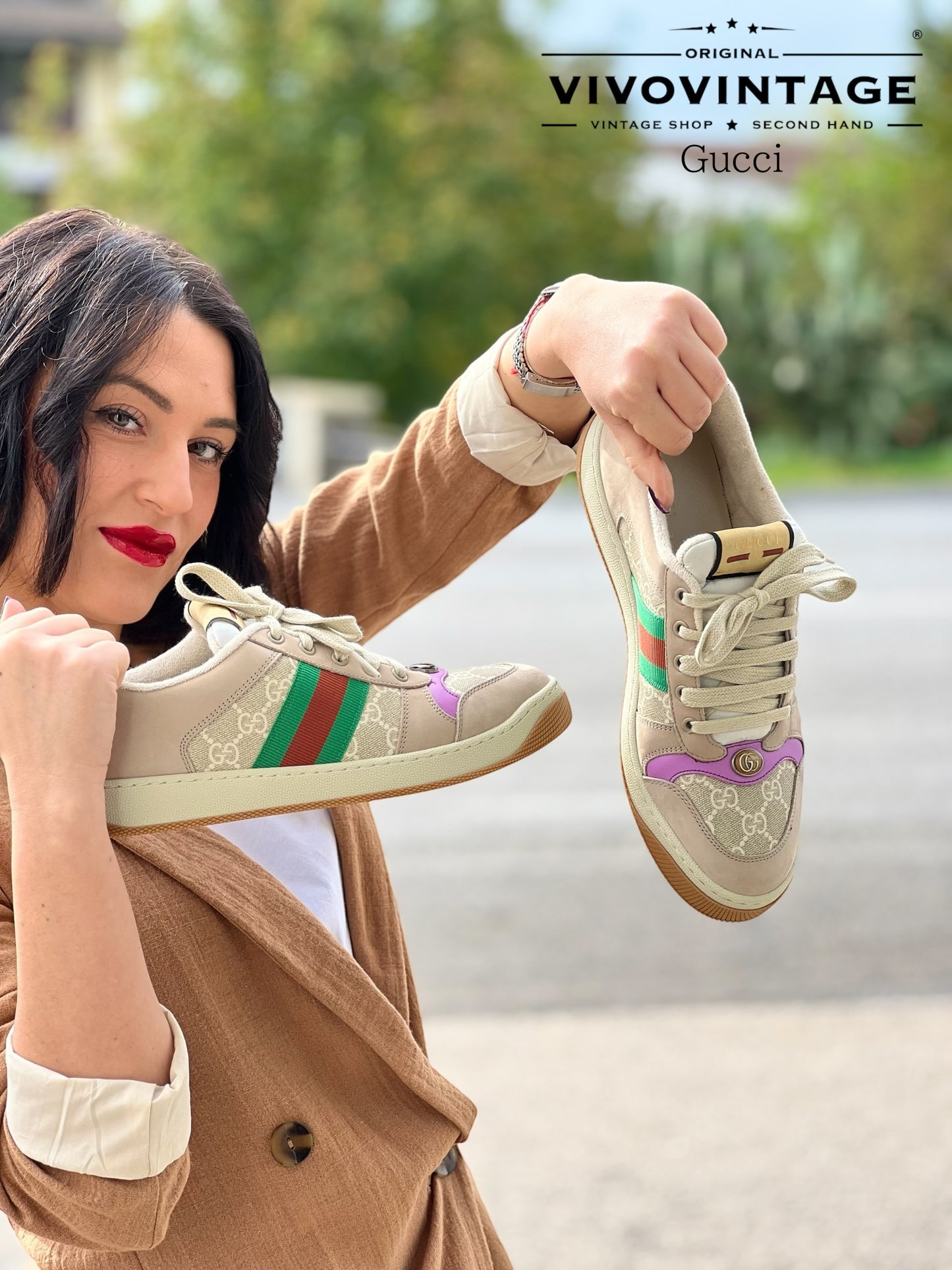 Le sneaker Gucci Screener GG combinano tessuto monogram beige e dettagli colorati, ispirandosi allo stile vintage. Perfette per un look sportivo e iconico.