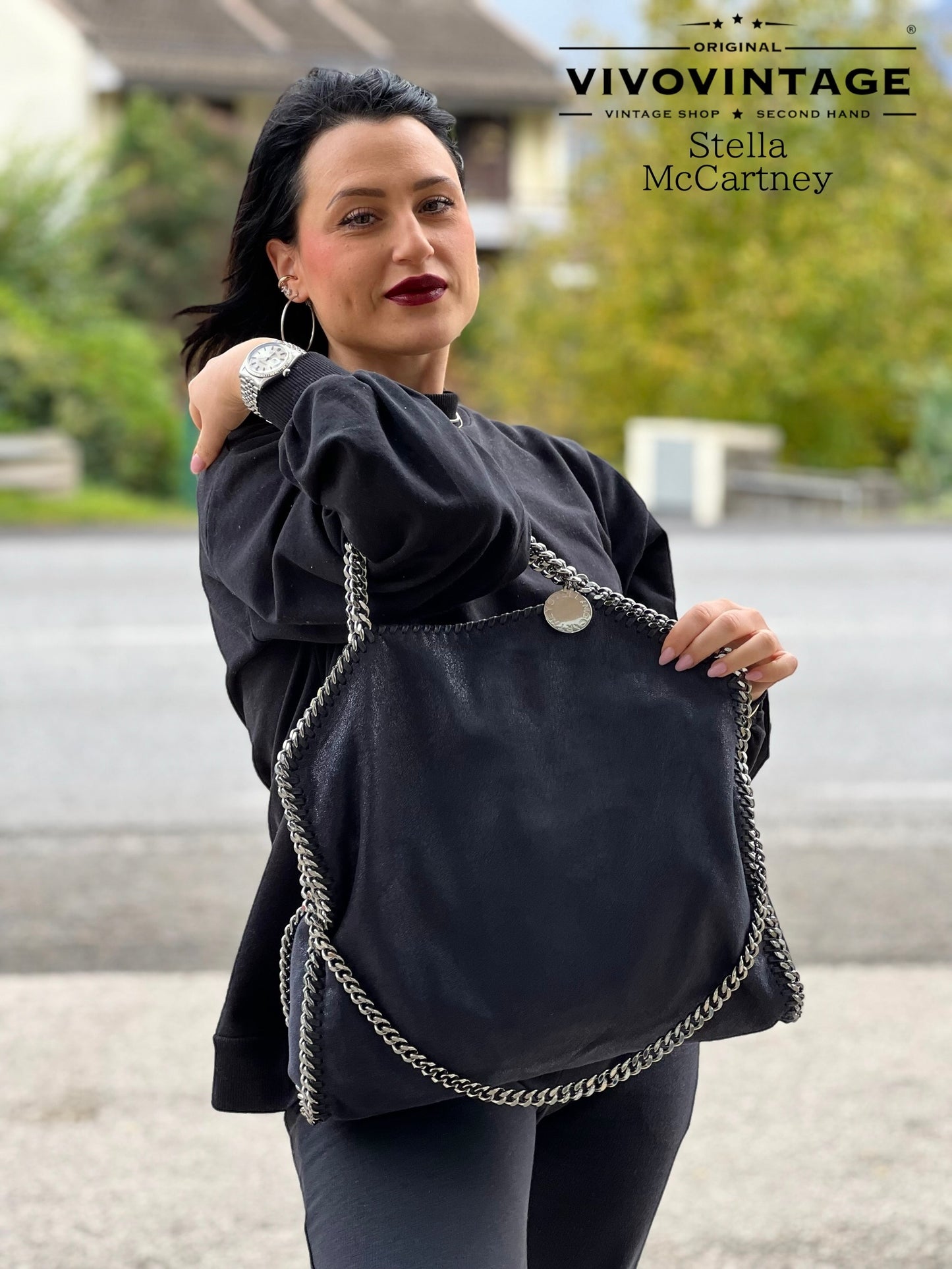 Iconica Stella McCartney Falabella in ecopelle blu con dettagli a catena argentata. Eleganza sostenibile e stile contemporaneo.