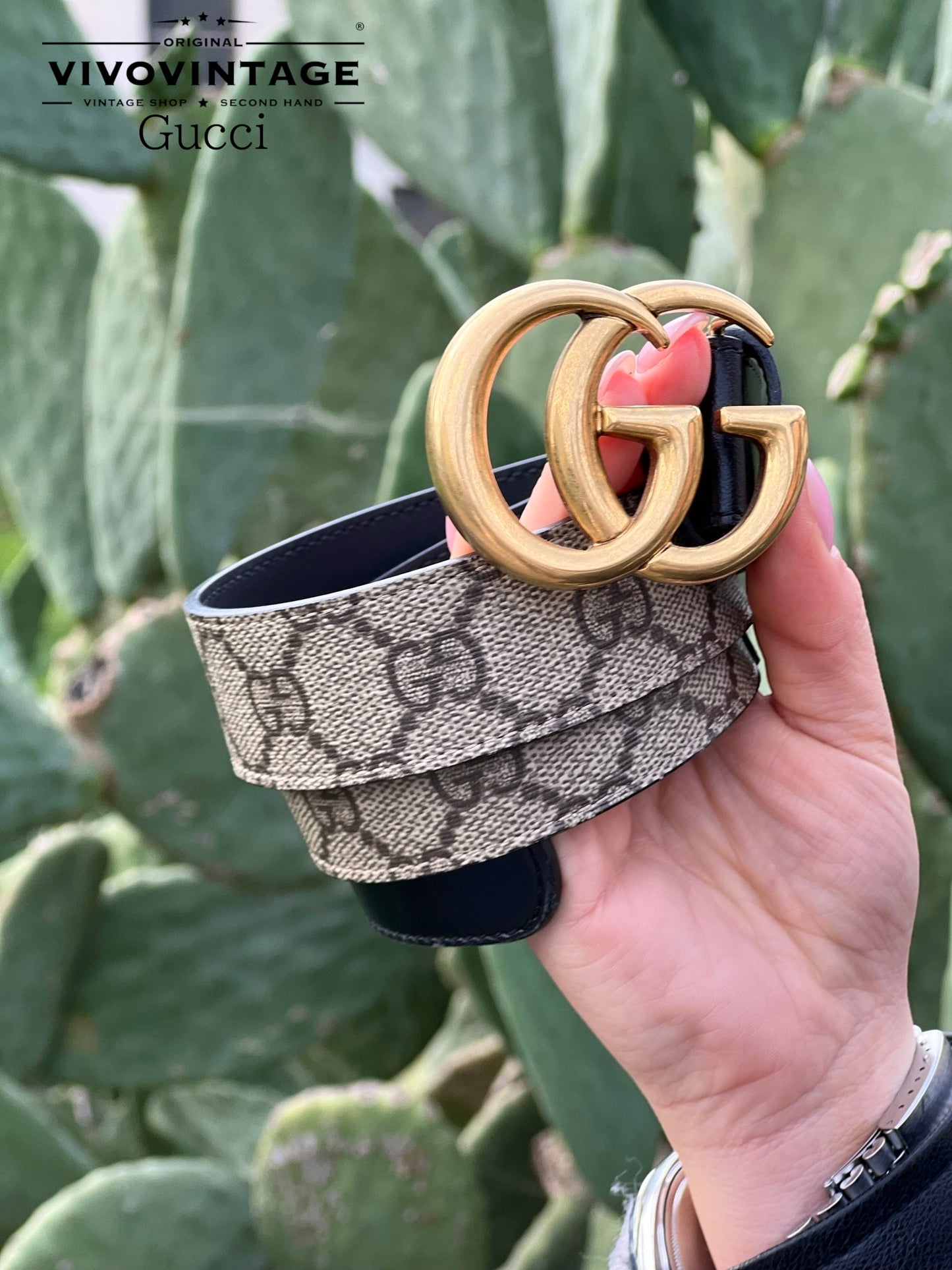 Elegante cintura Gucci Marmont in canvas GG Supreme e pelle nera, caratterizzata dall'iconica fibbia con doppia G dorata. Un accessorio di lusso intramontabile.