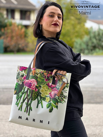 Scopri la tote Marni, un accessorio unico con stampe floreali vivaci e dettagli in pelle. Perfetta per aggiungere un tocco di stile e originalità al tuo look quotidiano.