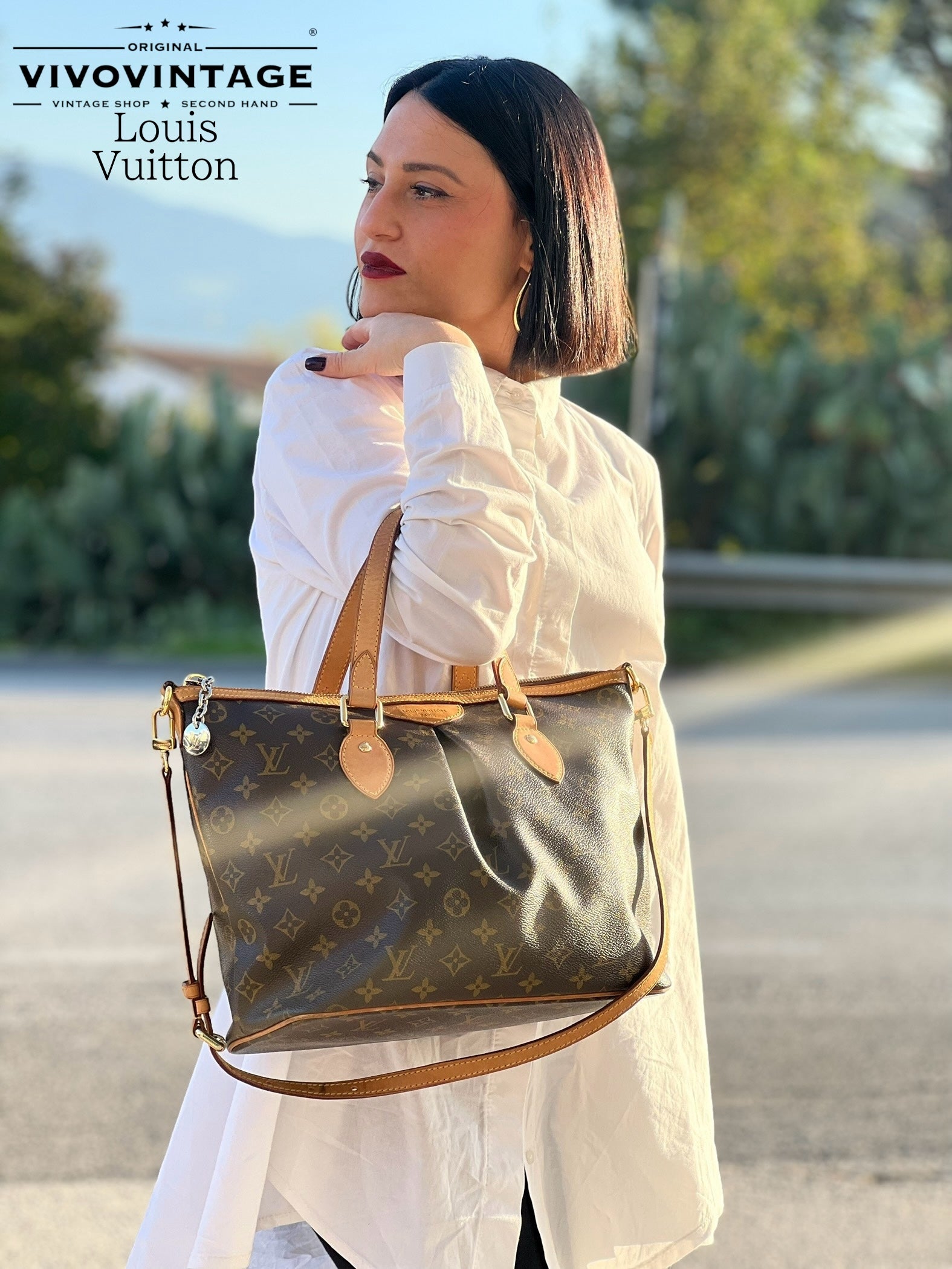 Elegante borsa Louis Vuitton Palermo PM in tela Monogram, dotata di manici e tracolla regolabile in vacchetta naturale. Un'icona di stile e praticità per un look sofisticato.